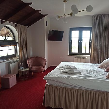 Rymanów贾斯韦德罗尼兹克旅馆住宿加早餐旅馆 外观 照片